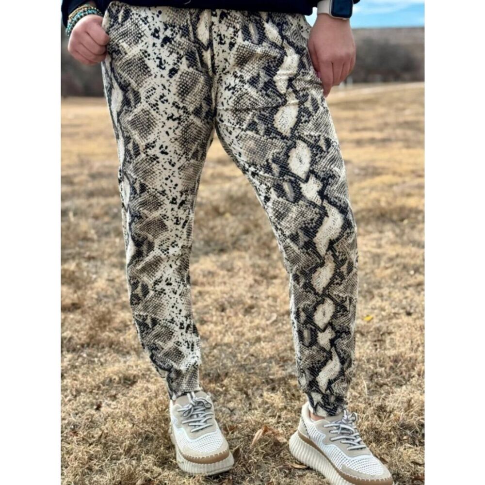 NWOT Texas True Threads Snakeskin joggers | Size S